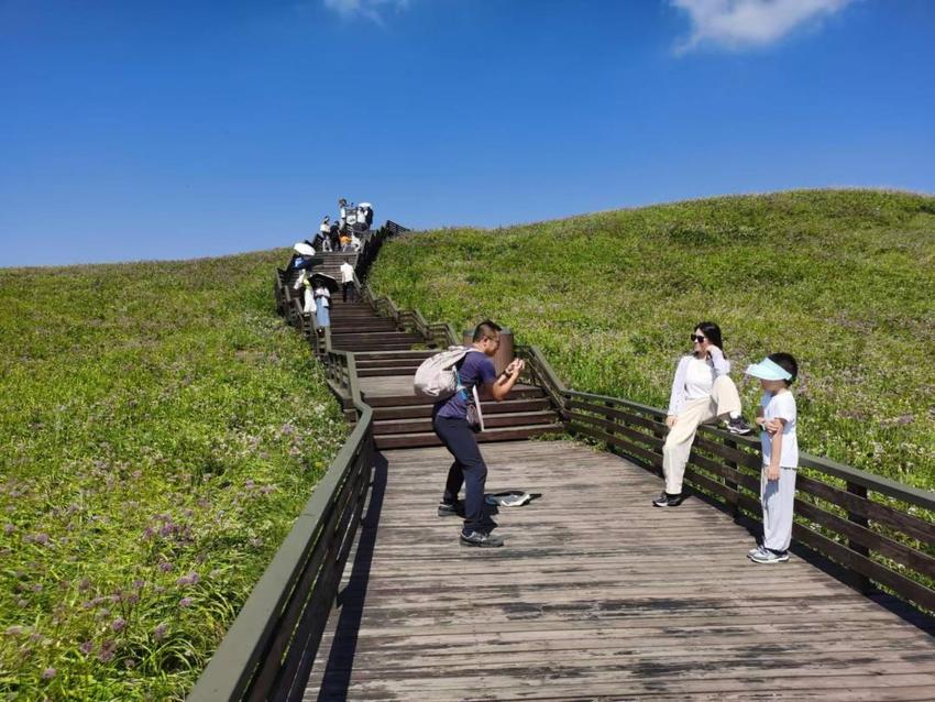 阿西里西韭菜坪：避暑度假旅游潮 带活小山村