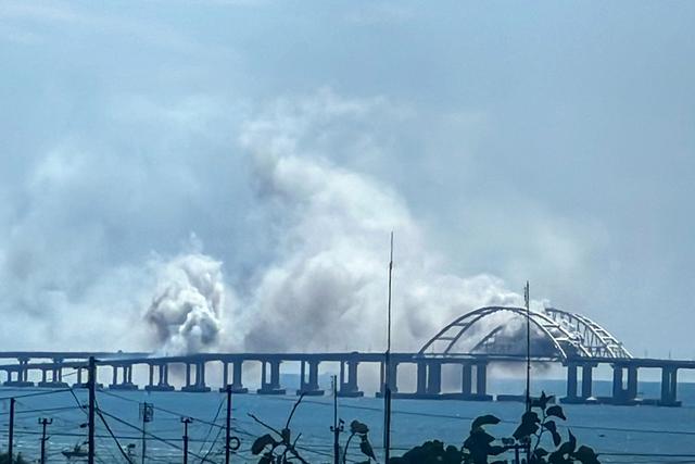 早安·世界｜克里米亚大桥附近发生爆炸，两枚导弹被击落