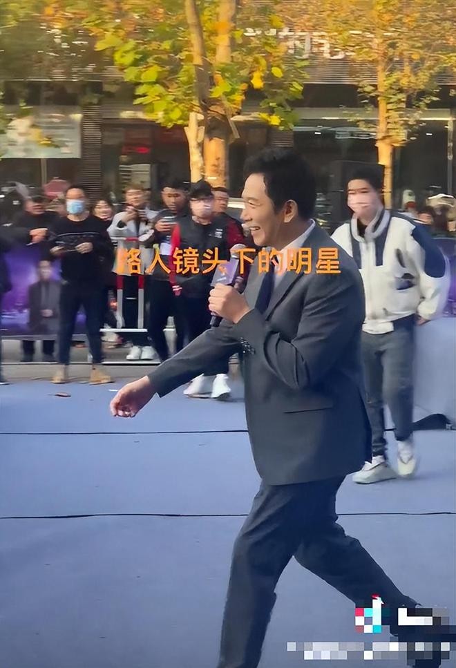 温兆伦出席商演活动，一身西装优雅干练，网友：绅士风度不减