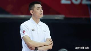 中国男篮18人名单出炉，两大巨星遭弃用，球迷感叹：乔帅干得漂亮