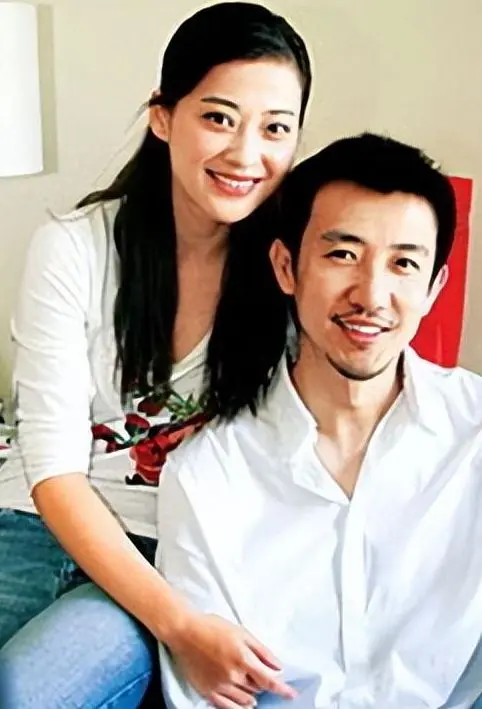 梅婷前夫鄢颇首曝婚纱照，与小15岁老婆过情人节，深情对视好幸福