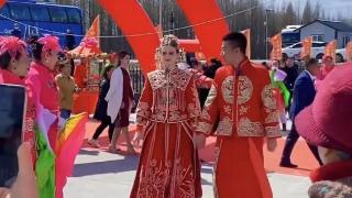 鲍蕾和陆毅夫妇出席东北网红“贝加尔阿楠”婚礼，现场人山人海