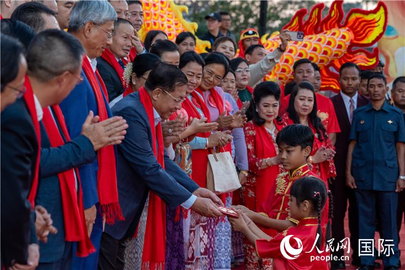 缅甸领导人出席缅华侨界龙年新春庆祝活动