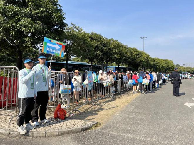 一座城市，两场马拉松！2万多人的奔跑，全城守护!