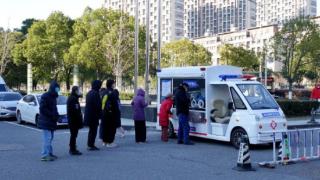 核酸采样车变身流动便民诊疗车，苏州昆山居民家门口可就诊