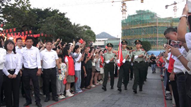 北回归线晨曦中为新中国庆生——广东省南澳县举行升国旗仪式