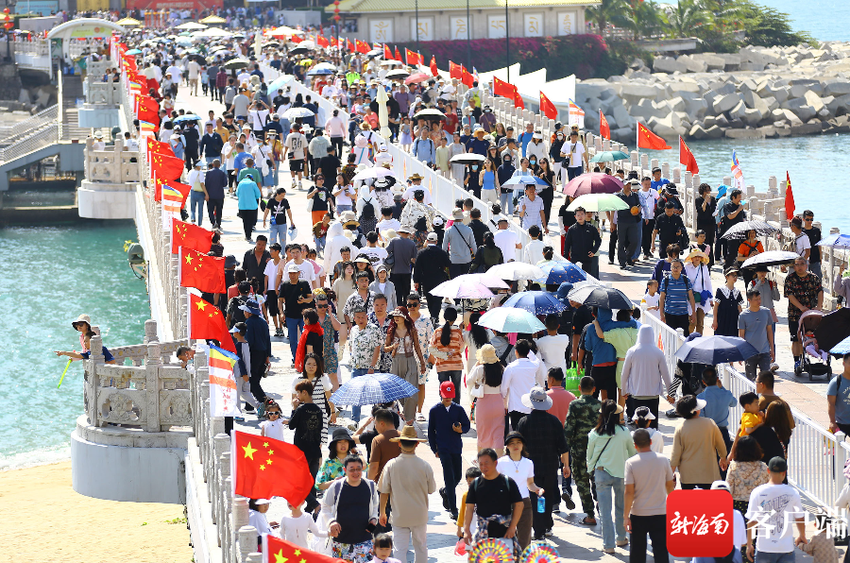 组图｜三亚旅游“热辣滚烫” 各景区人头攒动