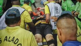 不敢看！巴阿球迷混战，有人被打到面部流血，被担架抬离球场
