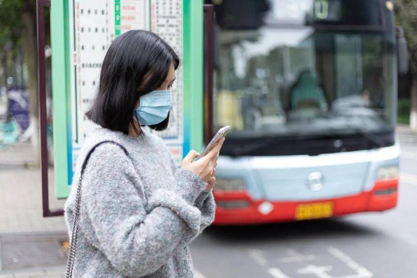 租公交当婚车，多地公交车“不务正业”