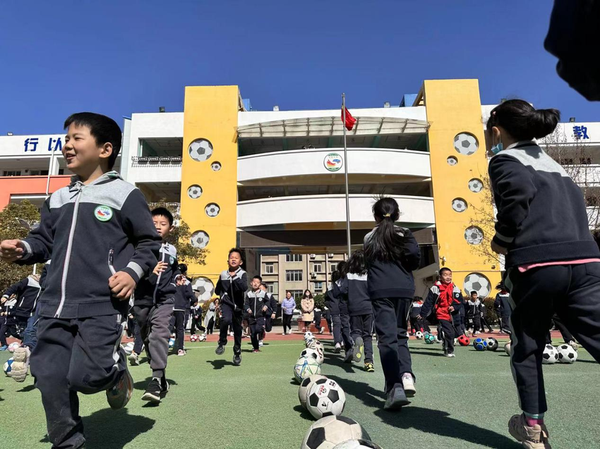 六连冠 郑州金桥学校女足在“市长杯”校园足球赛场大放异彩