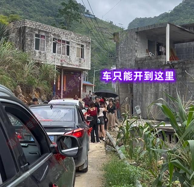 这也敢嫁？广西一女生出嫁需翻山越岭、走山路，网友：绝对是真爱