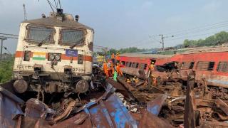 印度火车相撞，堪称世纪灾难，莫迪真正该解决的问题，到底是什么