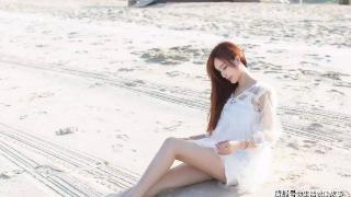 白色蕾丝沙滩裙是炎炎夏日里的一抹清凉与美丽