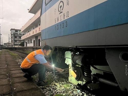 广西铁路防范台风“三巴” 7趟客车停运