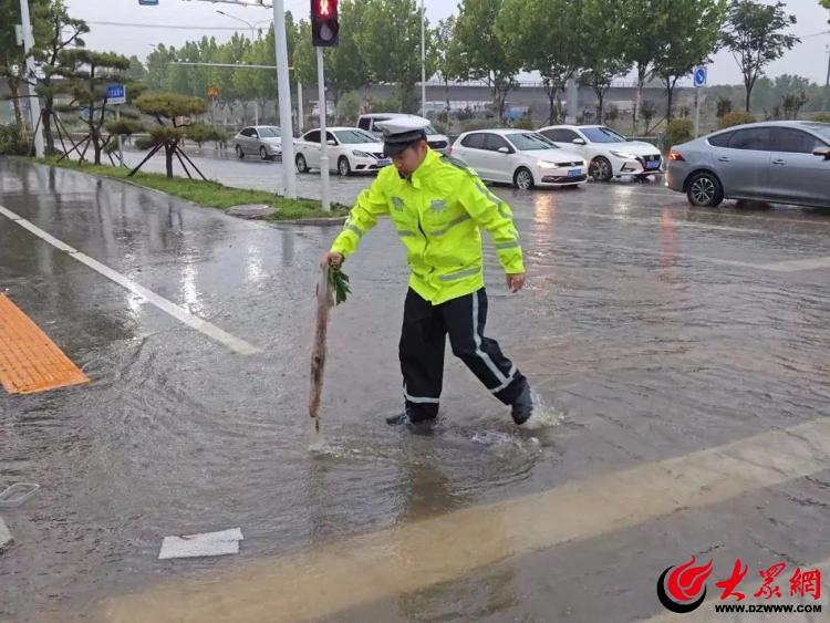 暴雨突袭“警”急守护|临港交警化身风雨“守路人”