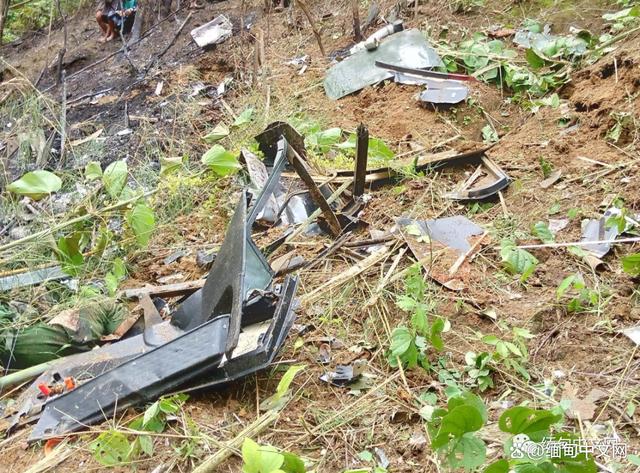 缅甸军方一架直升机坠毁，飞行教官和学员身亡