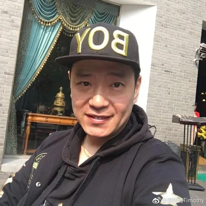 前TVB男星内地开餐厅，亮相短剧苍老许多，与内地妻结婚12年恩爱依旧