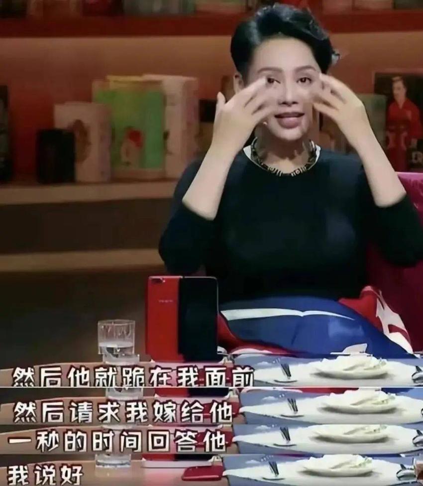 离婚后没再婚的女星，约会小鲜肉，不缺伴侣，把儿子当“丈夫”养