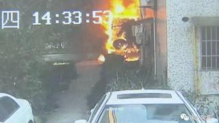 小区门口点燃锡箔纸引发火灾，三辆汽车被烧得只剩空壳！