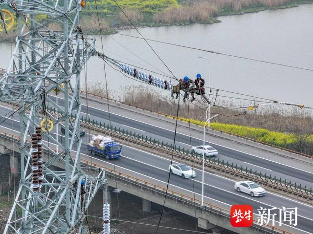 沪苏湖铁路吴江南牵引站配套供电工程跨越常台高速