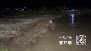 河水暴涨2人被困，房县消防成功营救