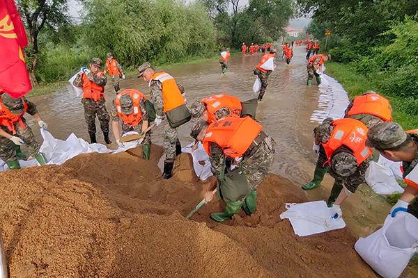 武警黑龙江总队牡丹江支队官兵星夜驰援牡丹江市抗洪一线