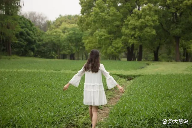 女人的“不回应”，就是对你不感兴趣，别再讨好