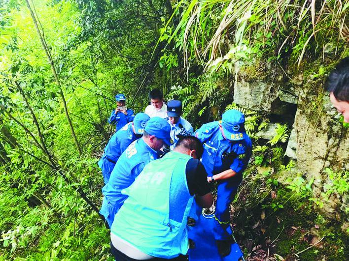 探险跌伤被困 警民接力救援