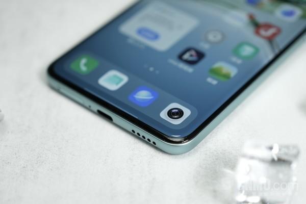 vivo Y300 Pro：6500mAh+微曲屏