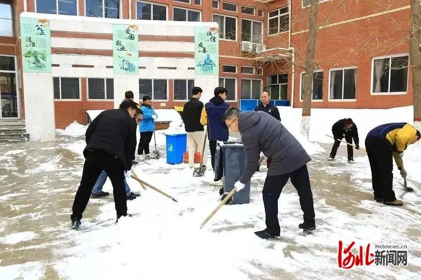 确保开学返校安全 保定市理工中等专业学校教师清扫积雪