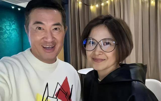 TVB前当家花旦现身聚会！状态秒杀众人，任达华名模妻子都失色