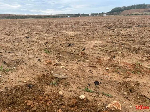 内蒙古一村社起诉煤企倒剥离土破坏400亩土地，当地自然资源局：正帮助解决此事