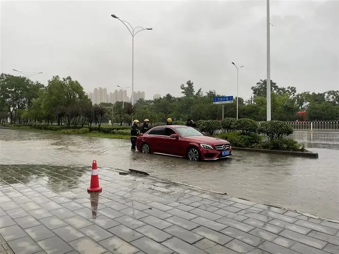 暴雨中，武汉消防紧急展开涉水救援，营救出多名被困群众