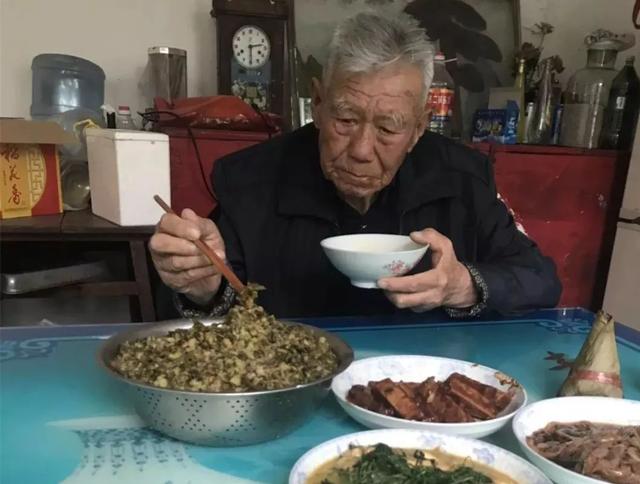 年纪大了，早饭少吃粥？有什么道理？医生：3种早餐确实不值得吃