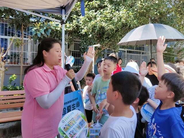 社区趣味竞赛抓泥鳅，孩子们的暑假真欢乐