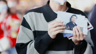 歌手周深机场收到张颂文签名照，捧手心炫耀，《狂飙》党追星成功