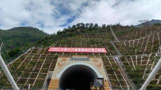 新华全媒+丨9年攻坚！滇藏铁路哈巴雪山隧道施工完成
