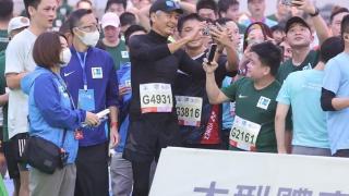 67岁周润发参加马拉松比赛，坚持跑完全程