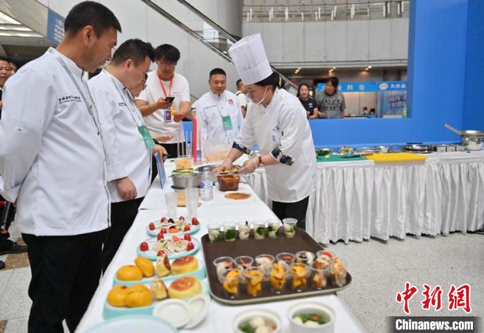 吉林长春：大厨同台竞技养老膳食烹饪