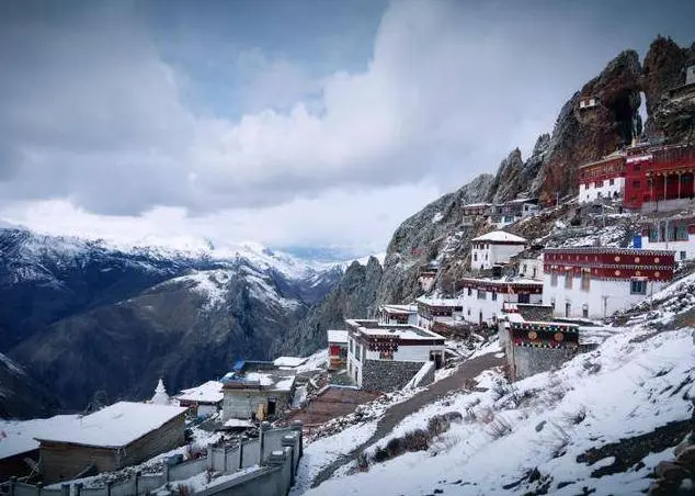 国内最“神秘”寺庙，悬空在4800米的山崖上，历经千年不倒