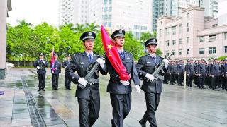玉林公安举行升国旗迎警旗仪式