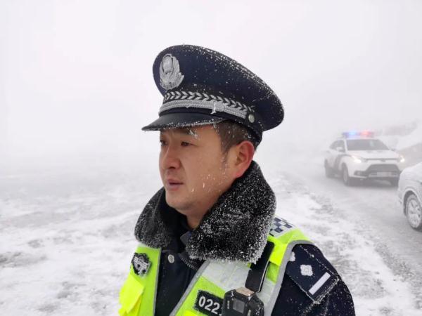 永善县公安局马楠派出所抗冰保通民警在行动