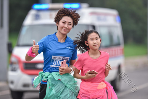 北京女孩甄欣刷新“五岳特种兵”新纪录