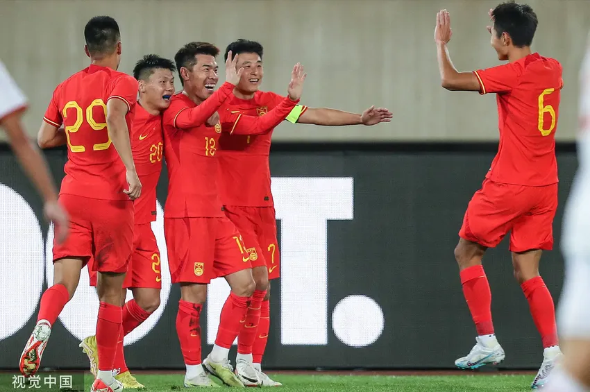 复仇！王秋明武磊破门对手肘击染红 国足2-0越南