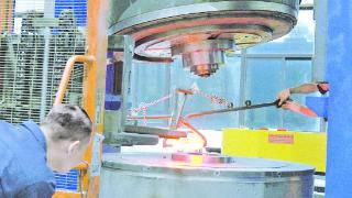 全球首台千吨盘轴件碾轧成型设备ACDR旋轧机首件试模成功