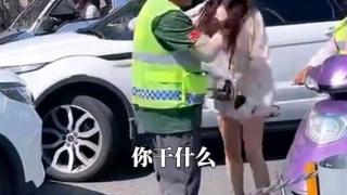 山东：路虎女司机插队未果打人后续，人已被抓，网友：判罚太轻了