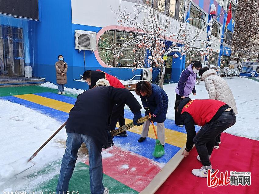 保障师生出入安全 石家庄长安三幼开展义务扫雪活动