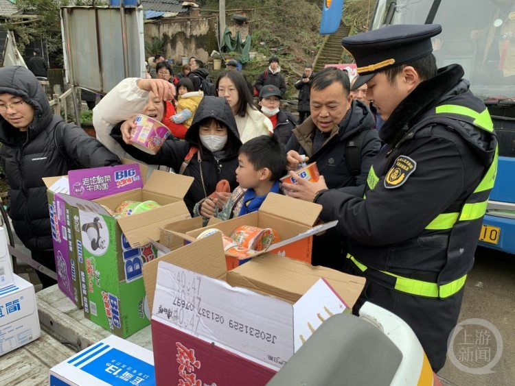 凡人微光 温暖山城丨好暖！客车故障被困高速路上，交通执法人员、村民都来了……