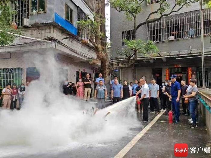 海口骑楼老街居民参加火灾应急演练学习防火知识