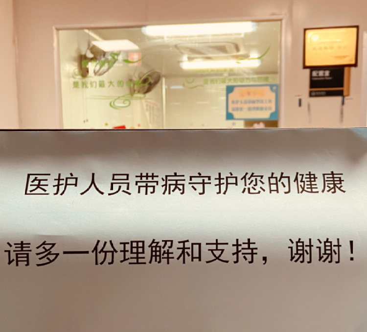 老人们在社区医院挂水遇难，志愿者小伙拿喇叭为其指引，一问，他其实也是陪诊的！